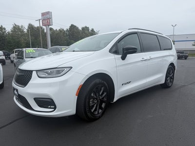 2025 Chrysler Pacifica Select