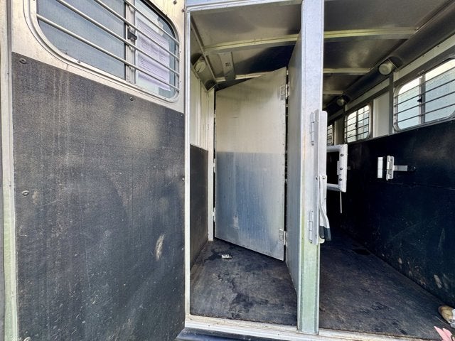 1999 Sooner 3 Horse Slant Horse Trailer